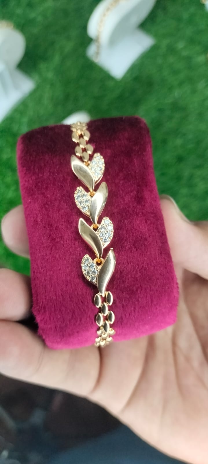 💫Leafy Elegance Gold Bracelet✨