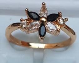 🌸Black & White Petal Floral Ring✨💍